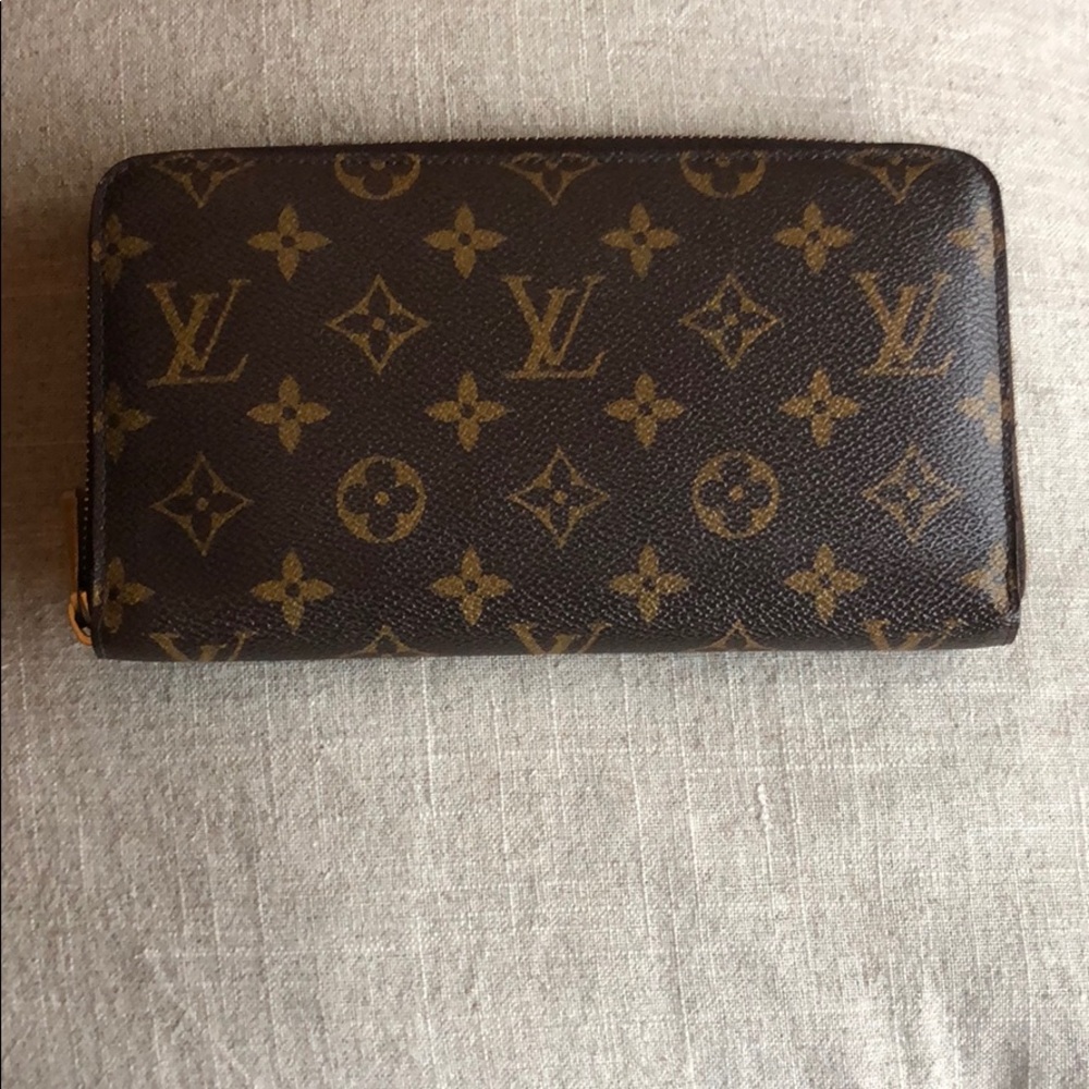AUTHENTIC Louis Vuitton Zippy Wallet